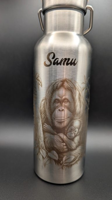 UV-Laser auf Edelstahldrinkflasche klein UV-Laser auf Edelstahldrinkflasche klein