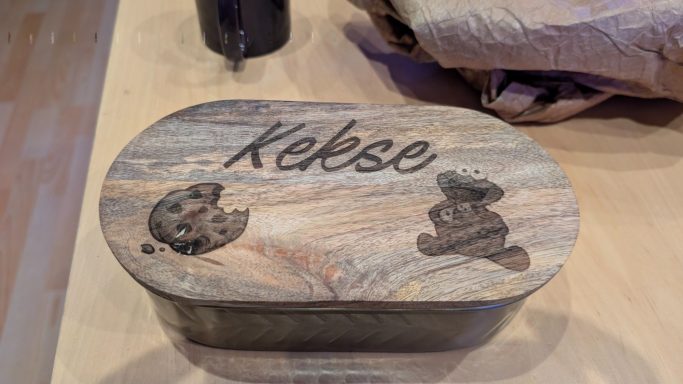 Blaulichtlaser auf Holz