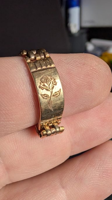 Eine kleine Gravur auf Goldschmuck