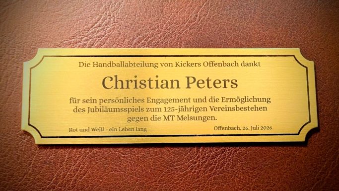 UV-Laser auf Messingplakette UV-Laser auf Messingplakette