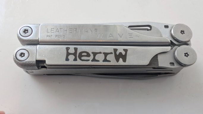 Blaulichtlaser auf Edelstahl