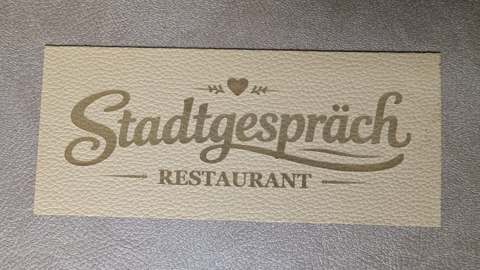 Kunstlederpatch geschnitten und beschriftet mit UV-Laser Kunstlederpatch geschnitten und beschriftet mit UV-Laser