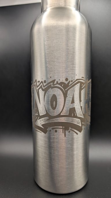 UV-Laser auf Edelstahldrinkflasche groß UV-Laser auf Edelstahldrinkflasche groß